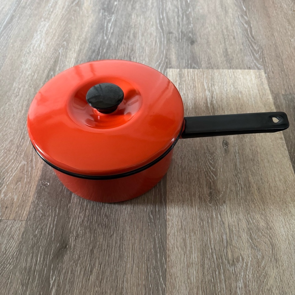 1970s Enamel Orange Stovetop Pot with Lid Medium Size - Picture 2 of 12